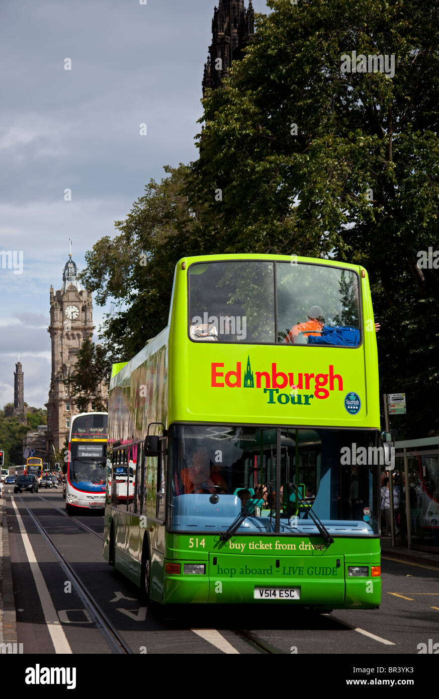 Tour bus viaggiano lungo Princes Street, Edimburgo, Scozia UK, Europa Foto Stock