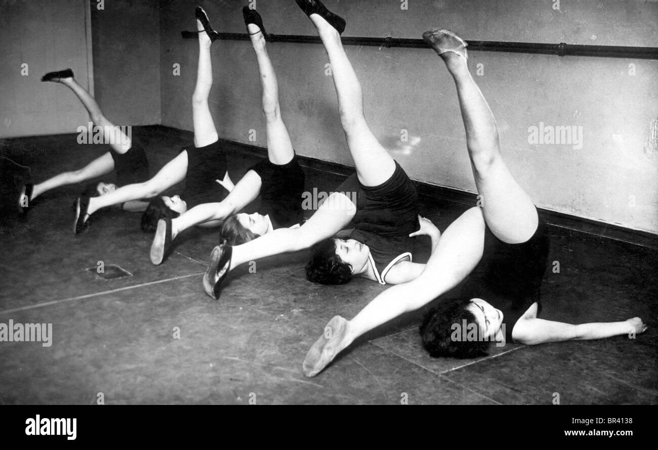 Immagine storica, donne facendo ginnastica, ca. 1928 Foto Stock