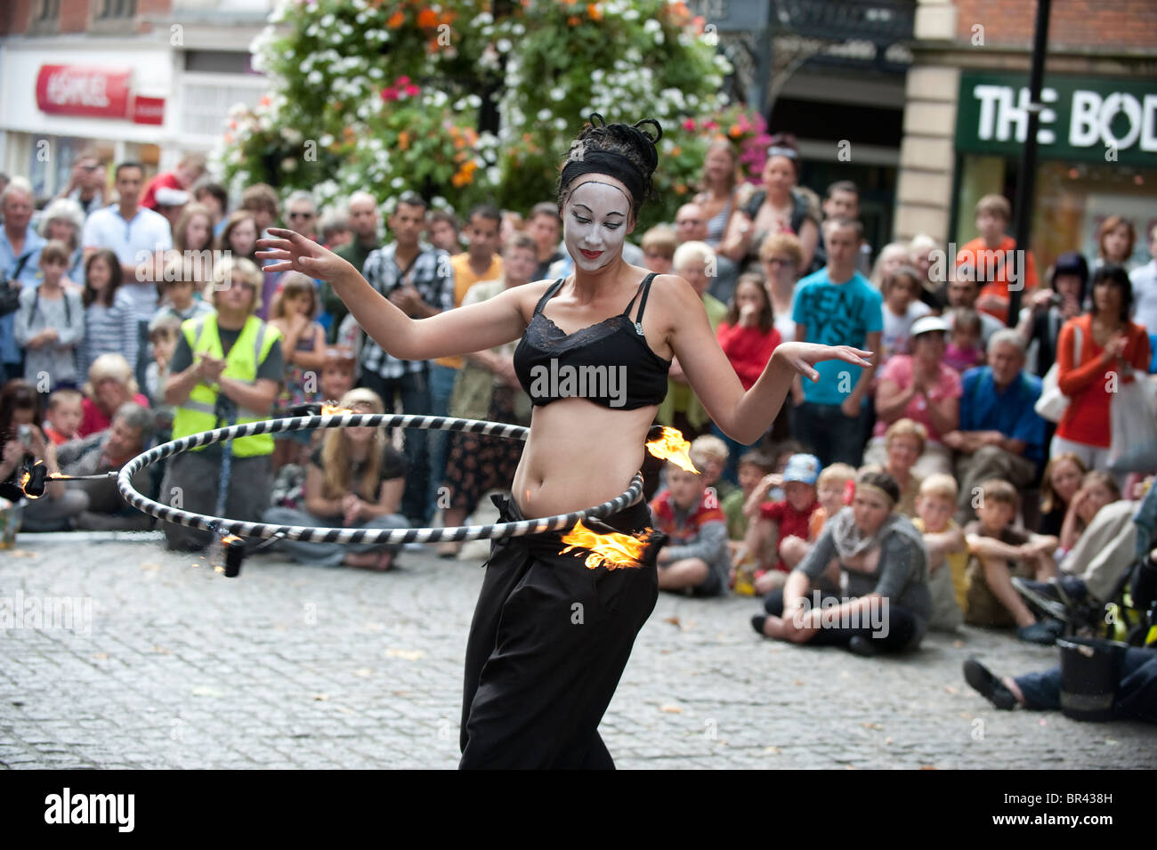 Danzatrice con cerchio fiammeggiante a Shrewsbury International Street Theatre Festival Shropshire REGNO UNITO Foto Stock