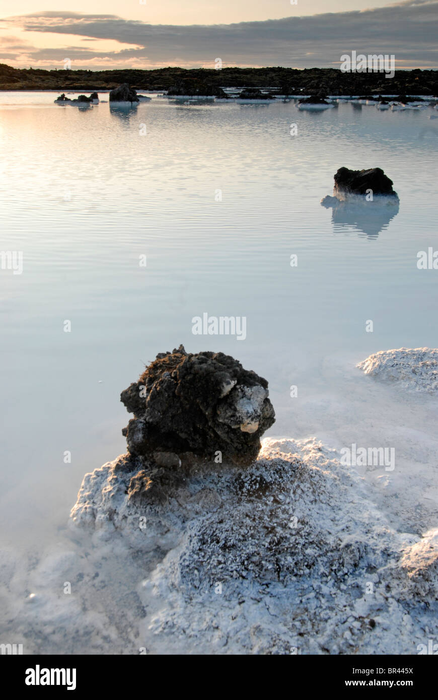 Pool di silice al di fuori della laguna blu. Foto Stock