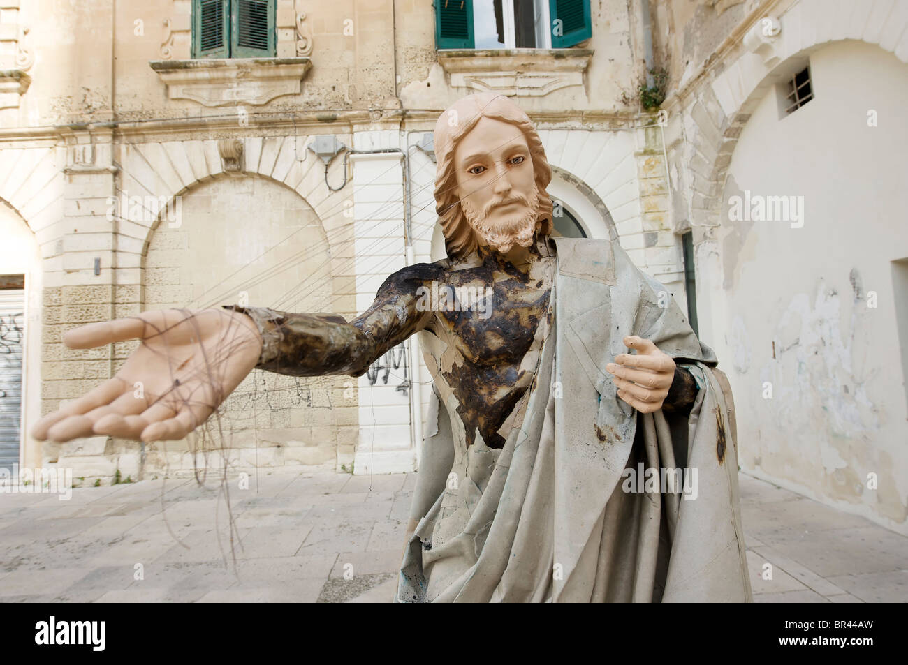 Statua di Gesù realizzato a mano in carta pesta a Lecce, Piazza del Duomo Foto Stock