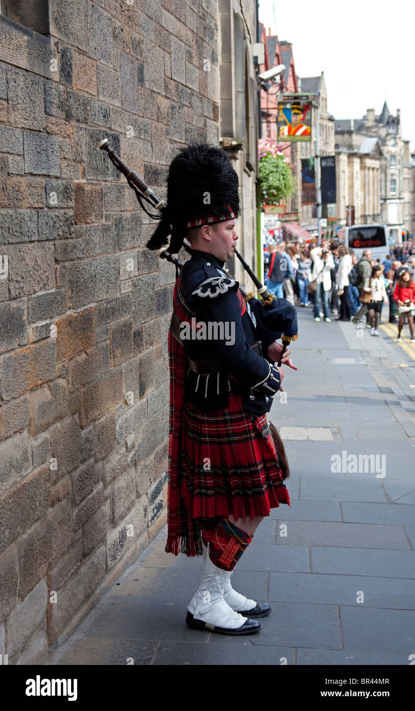 Lone piper riproduzione di cornamusa, Castlehill, Royal Mile di Edimburgo, Scozia, Regno Unito, Europa Foto Stock