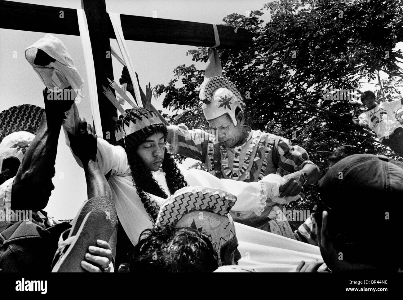 I pellegrini sono crocifisso come parte della Pasqua, alle celebrazioni della Settimana Santa. Kapitangan, Bulacan provincia. Filippine Foto Stock