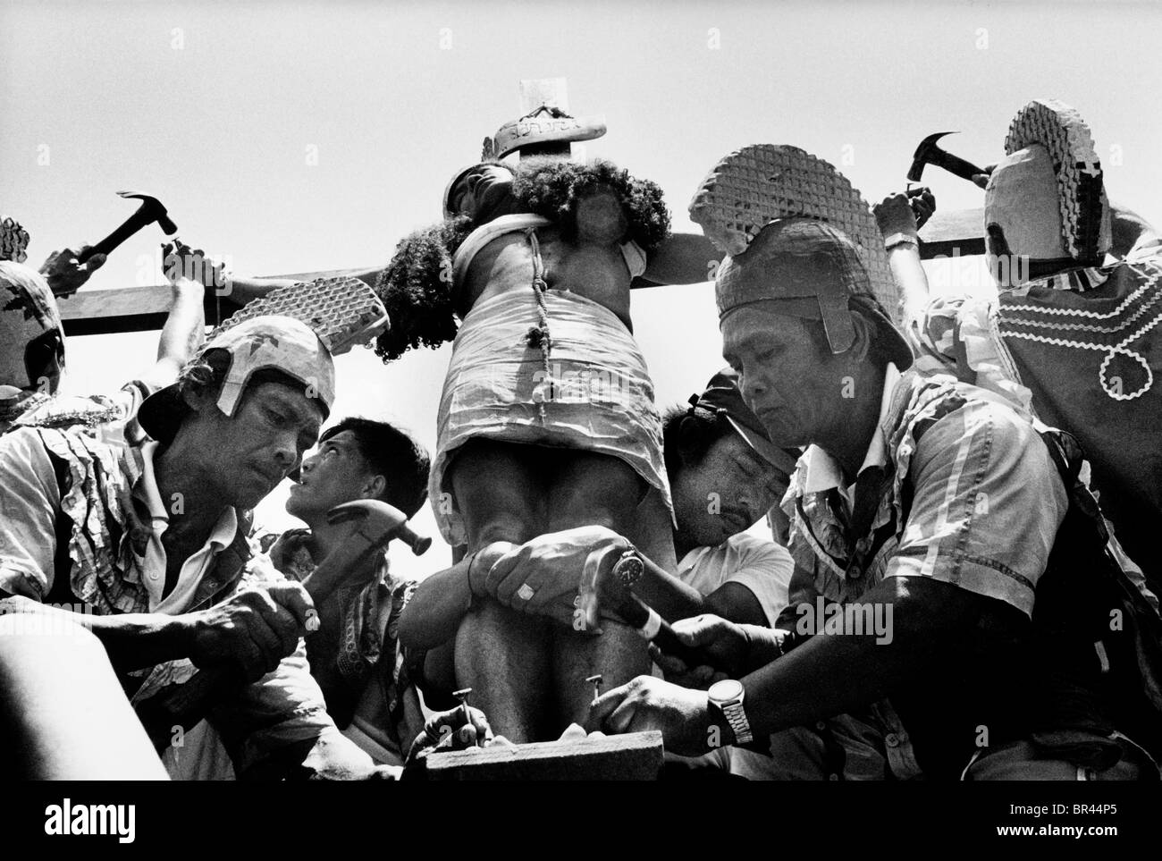I pellegrini sono crocifisso come parte della Pasqua, alle celebrazioni della Settimana Santa. Kapitangan, Bulacan provincia. Filippine Foto Stock