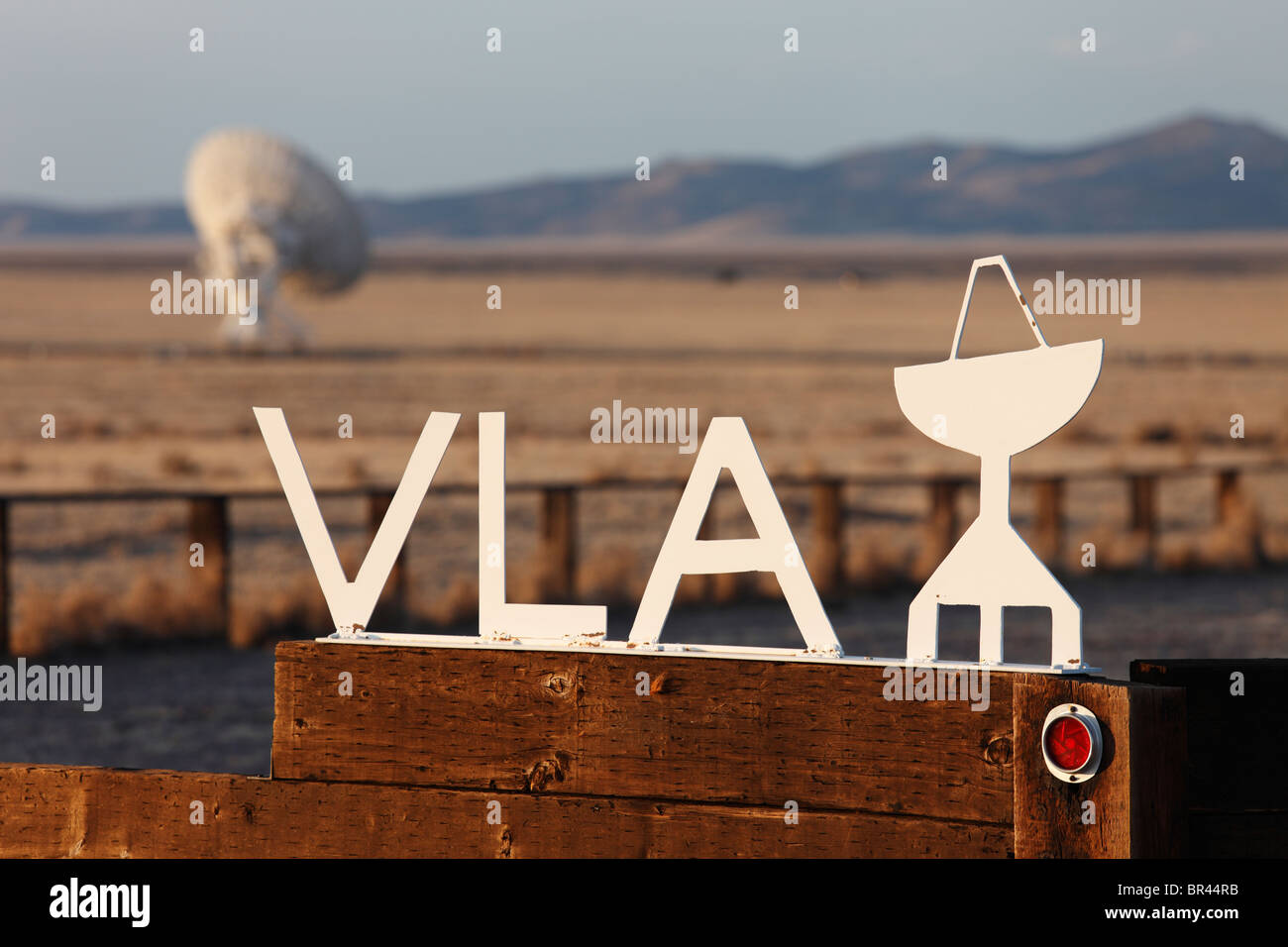 Cartello d'ingresso alla grande schiera di Radio Nazionale osservatorio astronomico situato a ovest di Socorro, Nuovo Messico. Foto Stock