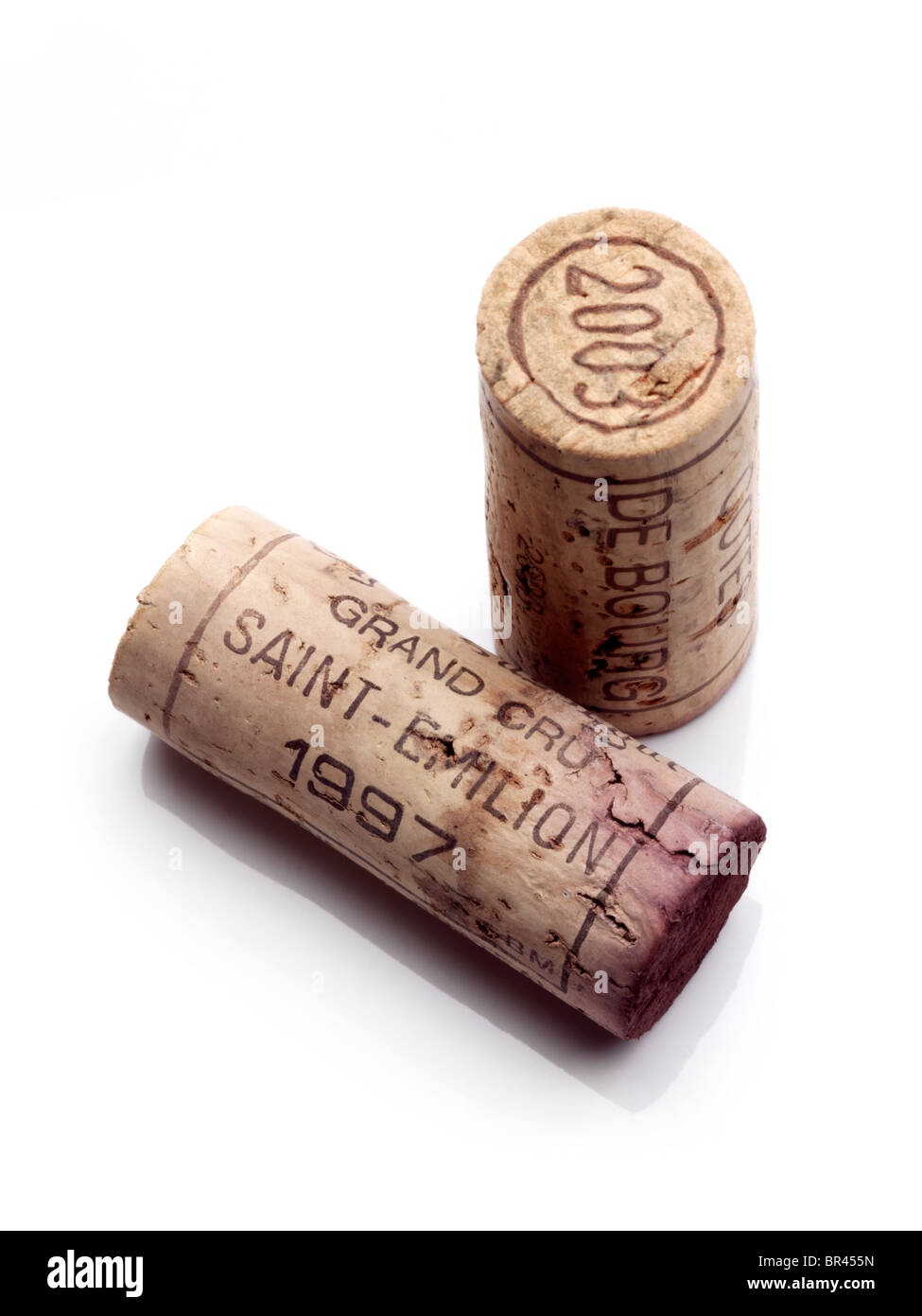 Rosso francese tappi vino su sfondo bianco Foto Stock