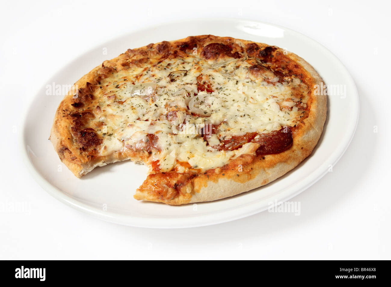 Un morso mancanti da una salsiccia per pizza Pizza su sfondo bianco Foto Stock