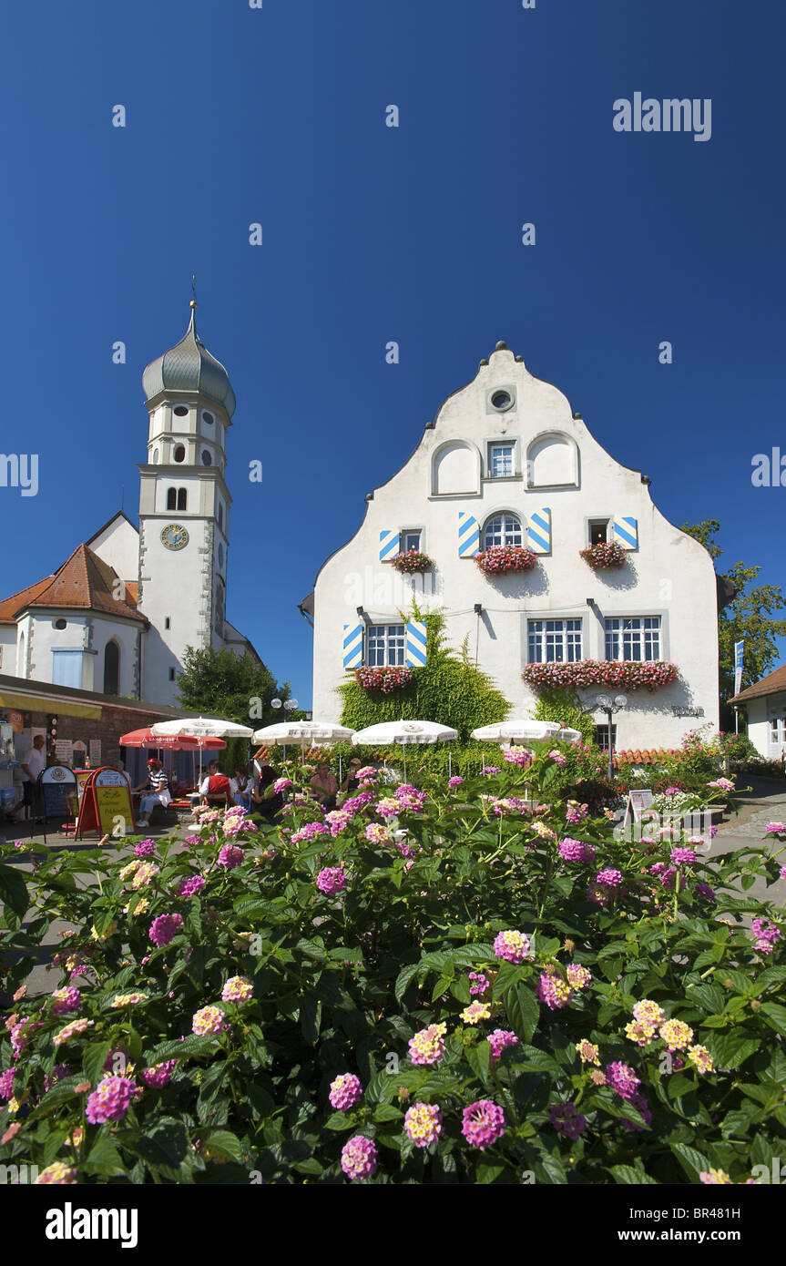 Chiesa parrocchiale e il castello, Wasserburg am Bodensee, Schwaben, Germania, Europa Foto Stock