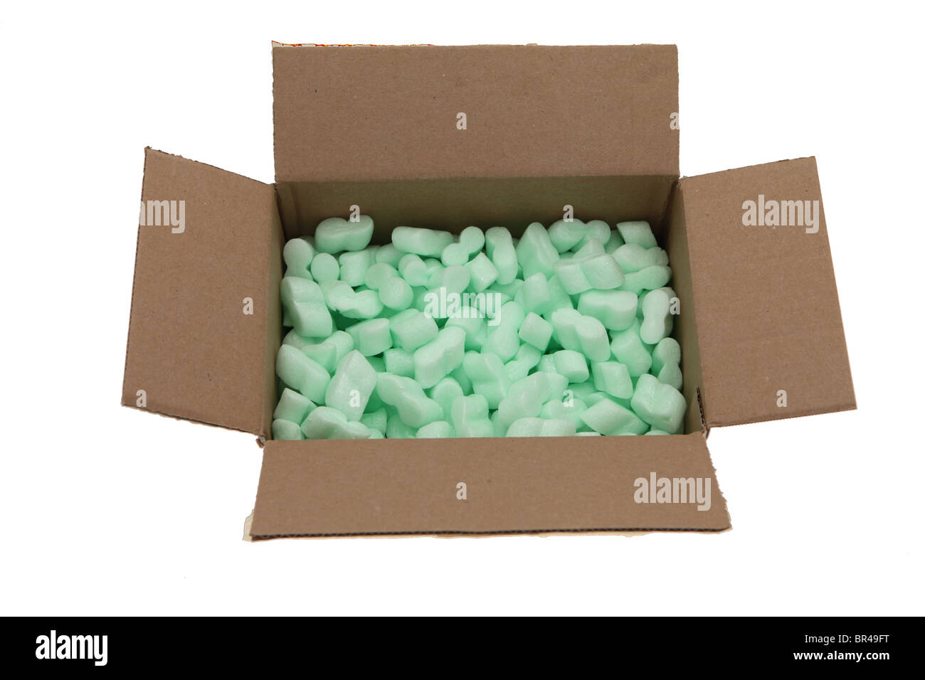 Brown scatola di cartone verde con imballaggi in polistirene arachidi Foto Stock