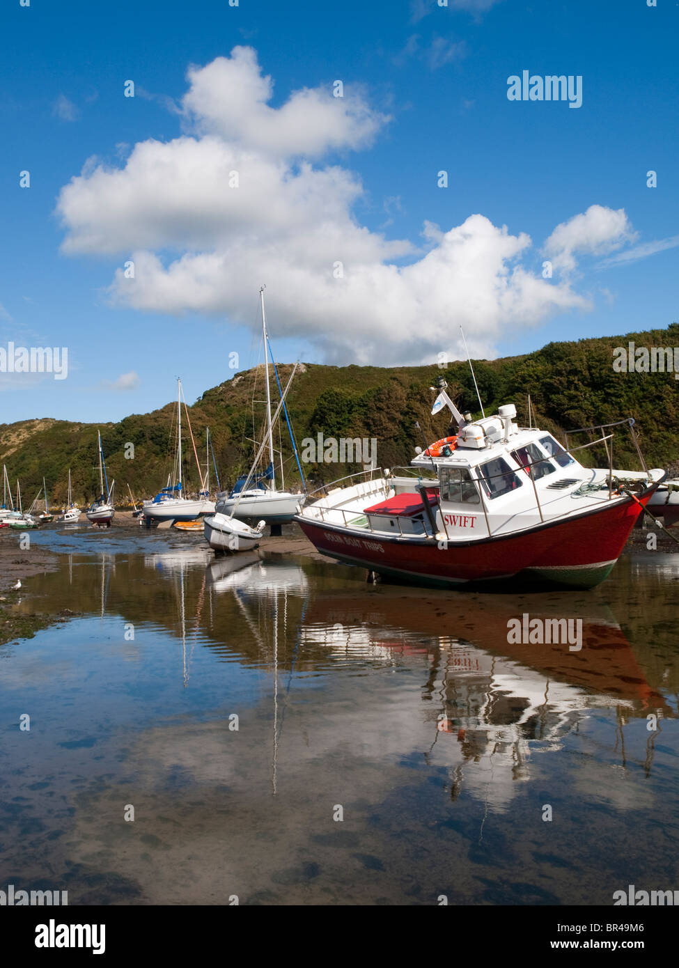 Barche riflessi nell'acqua a bassa marea nel porto di Solva, Pembrokeshire Wales UK Foto Stock