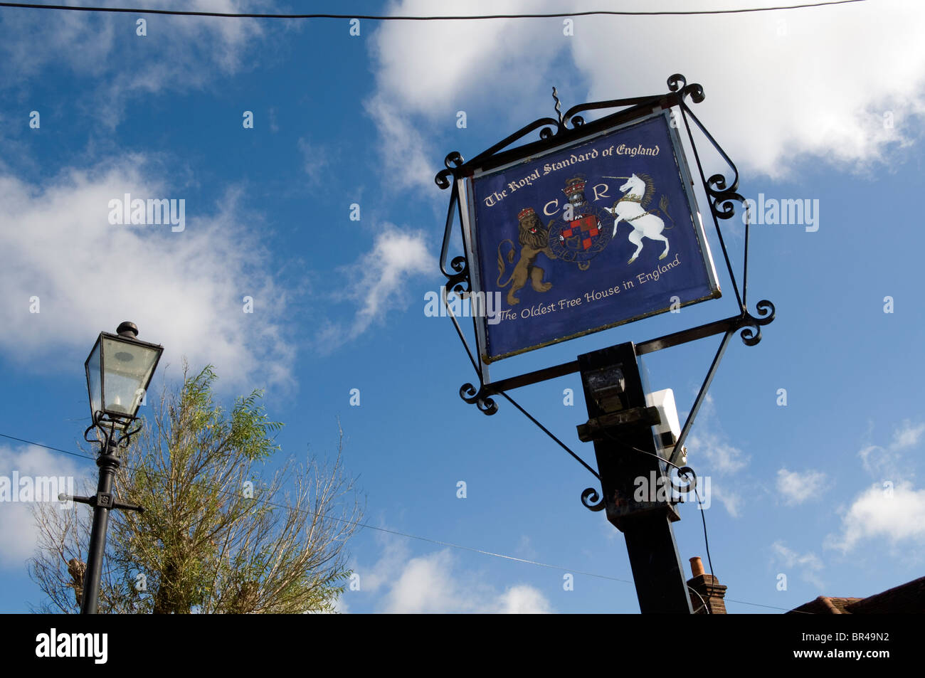 Royal Standard di Inghilterra pub segno contro un profondo cielo blu in quaranta Green Beaconsfield Bucks Buckinghamshire Foto Stock