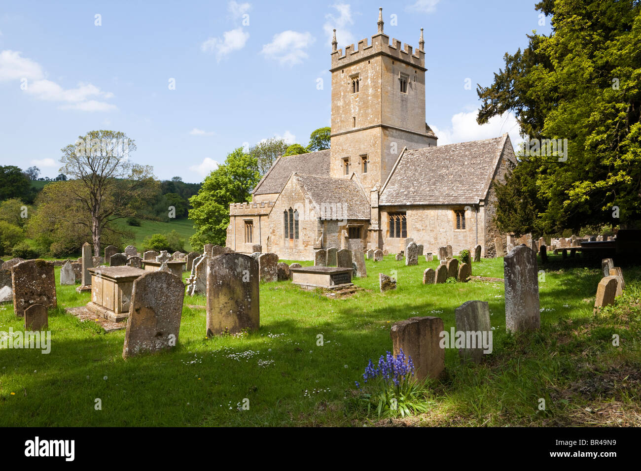 Primavera a St Eadburgha chiesa nel villaggio Costwold di Broadway, Worcestershire Foto Stock