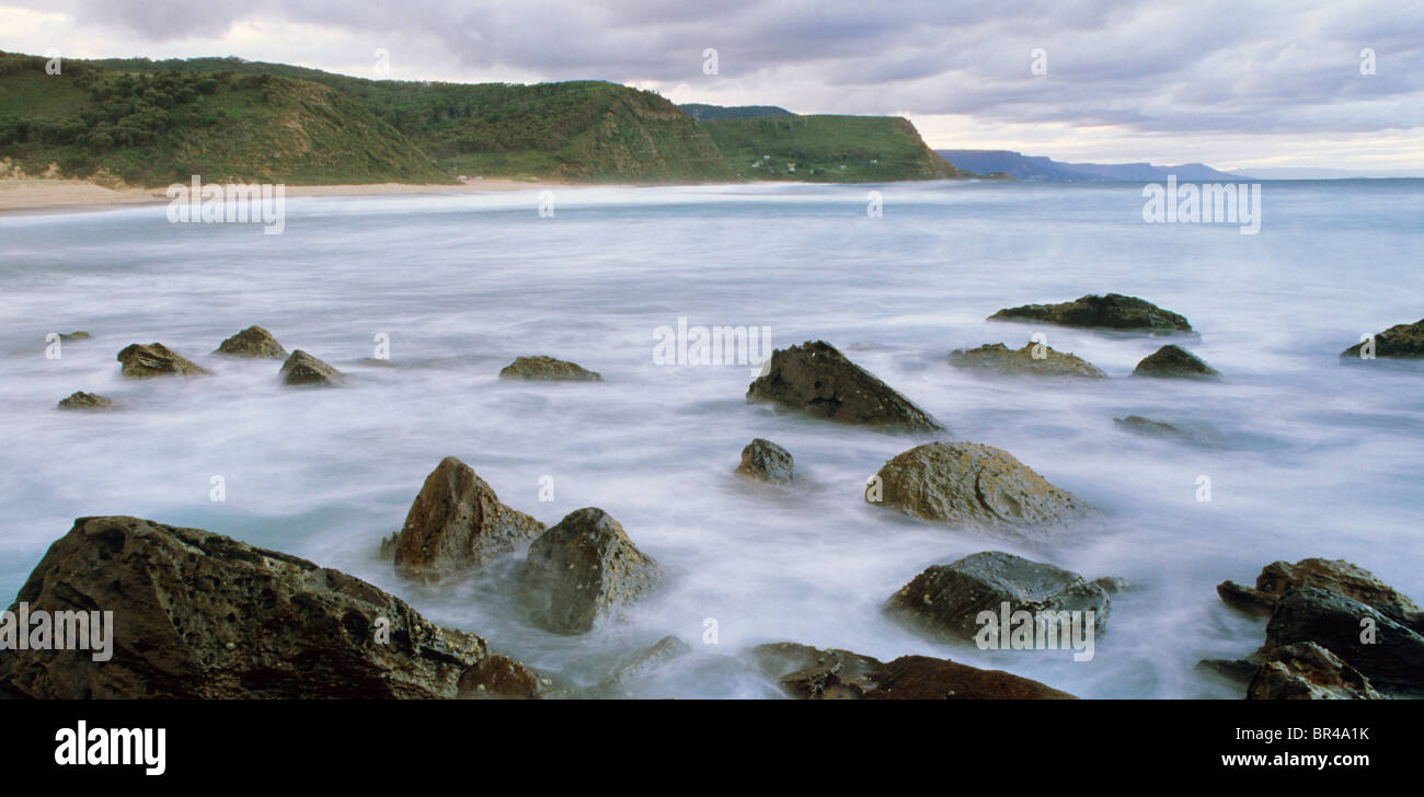 Misty acqua su rocce, Garie Beach, Royal National Park, Australia Foto Stock