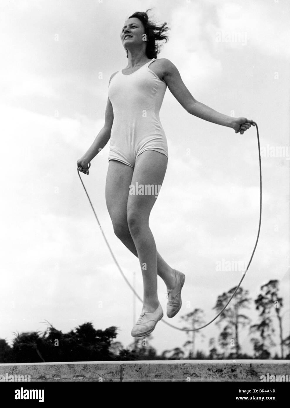 Immagine storica, donna salto con la corda, ca. 1940 Foto Stock