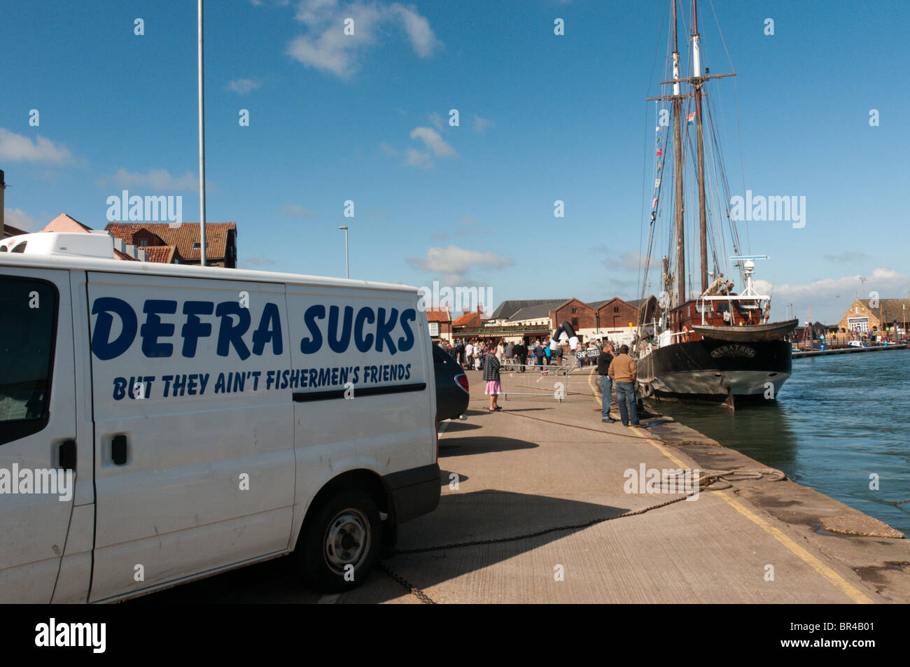 Protesta contro il governo della politica della pesca dipinta su un furgone a Wells accanto al mare, Norfolk Foto Stock