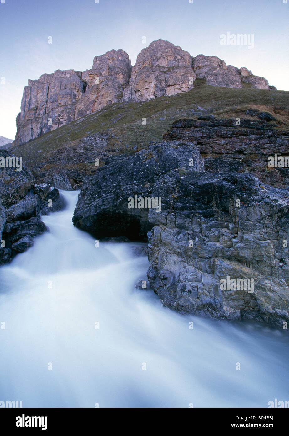 Un unnamed affluente del fiume Anaktuvuk fotogrammi un headwall calcare in Alaska di cancelli dell'Artico Parco Nazionale. Foto Stock