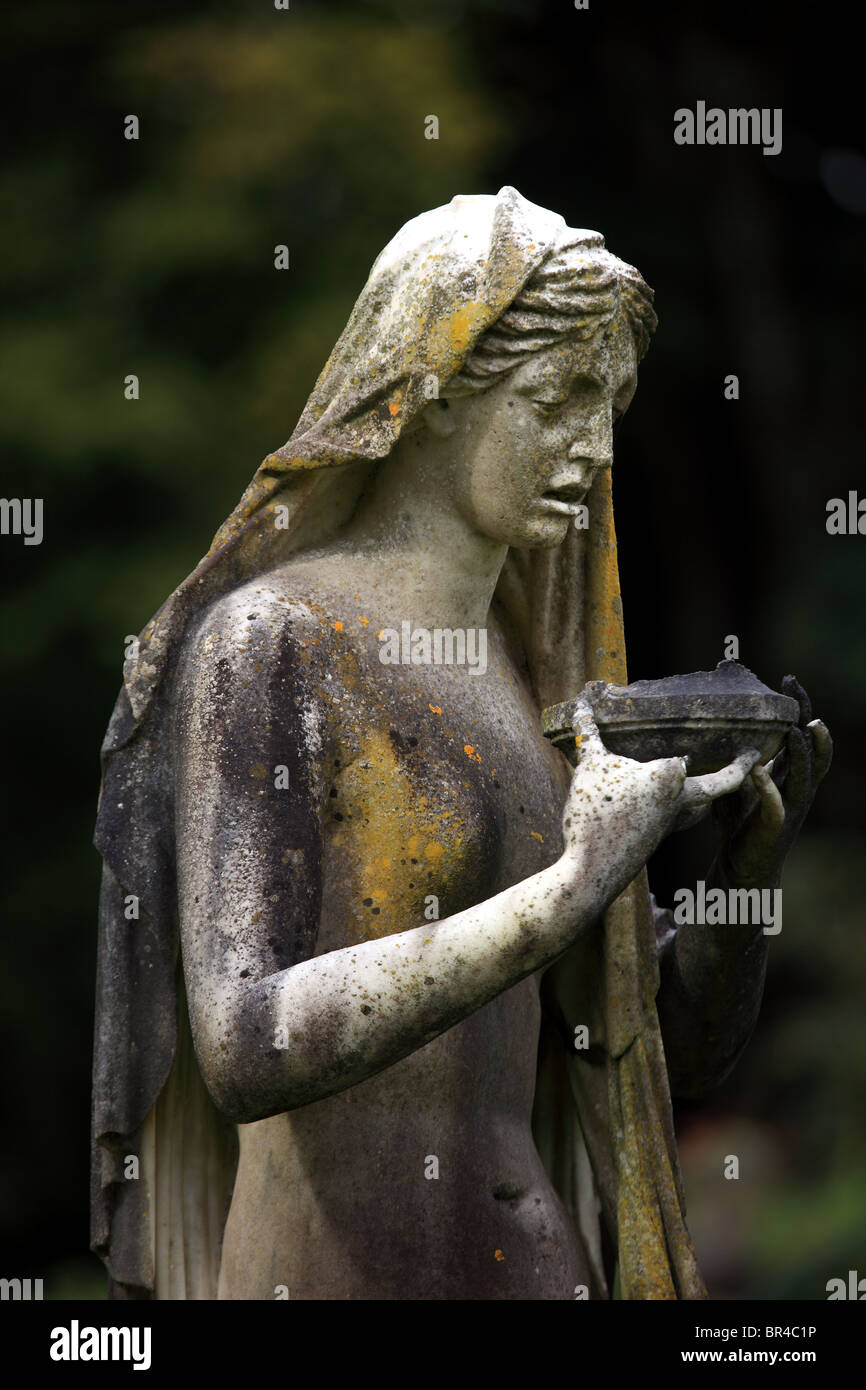 Statua di Artemesia con un bicchiere di veleno nel parco del Castello di Torosay sull'Isle of Mull Foto Stock