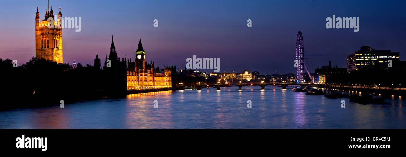 Il Parlamento e il London Eye a Londra, Inghilterra Foto Stock