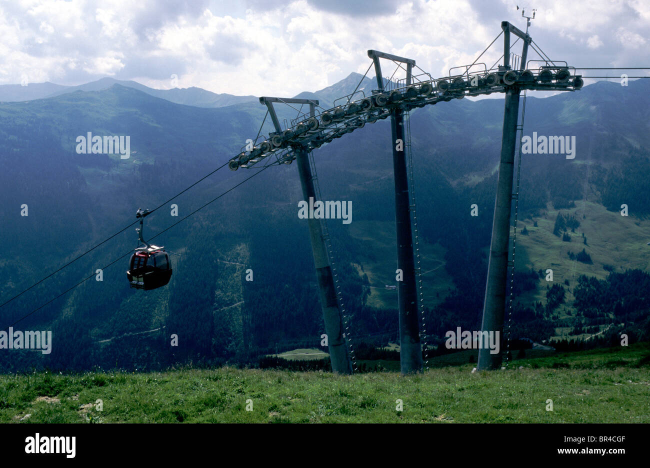 Funivia gondola che si avvicinano ad un palo di sostegno sul Saalbach Hinterglemm interconnessi antenna sistema di sollevamento durante l'estate. Foto Stock