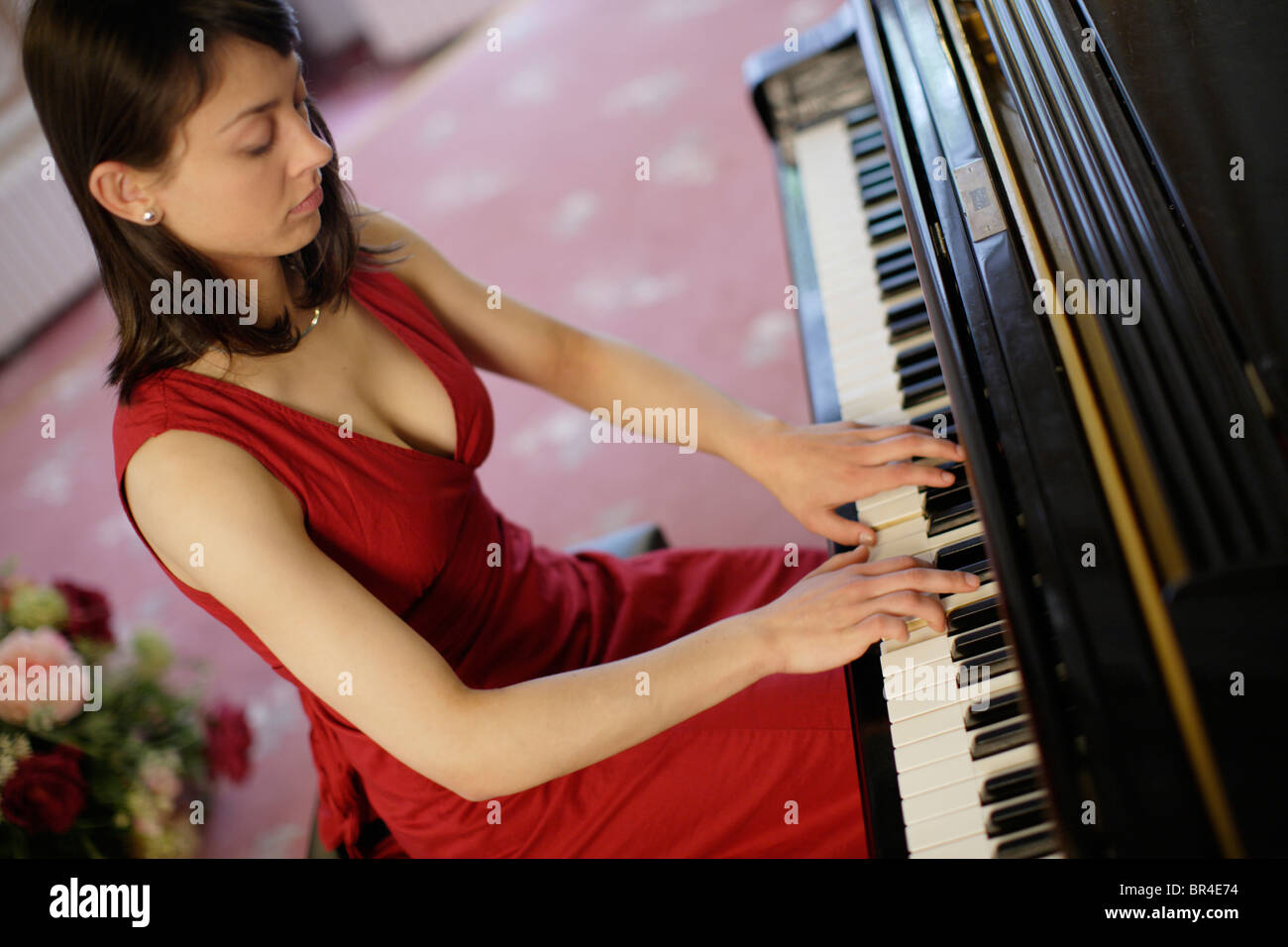 Donna suonare il pianoforte Foto Stock