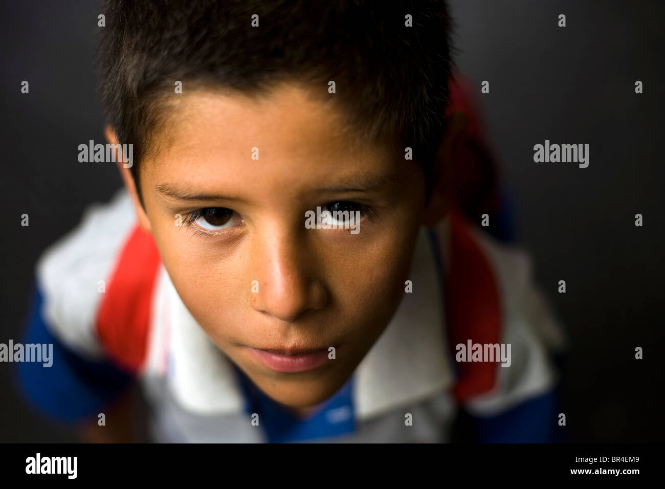 Un bambino pone per un ritratto in La Ceja, Colombia. Foto Stock