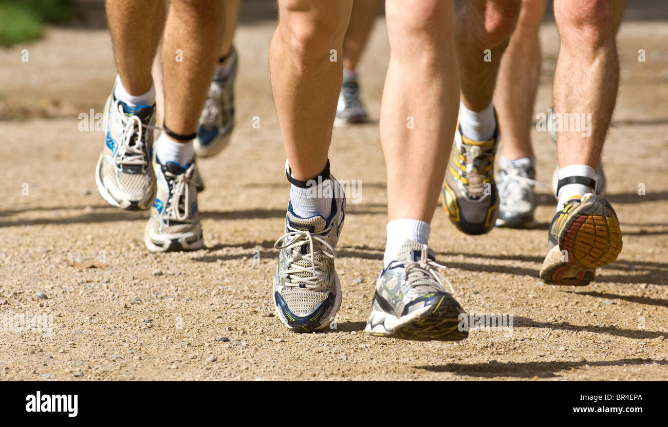 Le gambe e il trainer di concorrenti nel 2010 Nottingham marathon Foto Stock