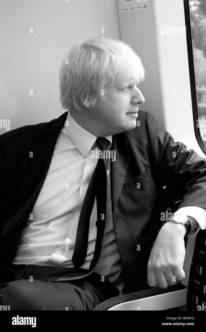 Boris Johnson, viaggiando su un nuovissimo treno della metropolitana di Londra, Inghilterra. Foto Stock