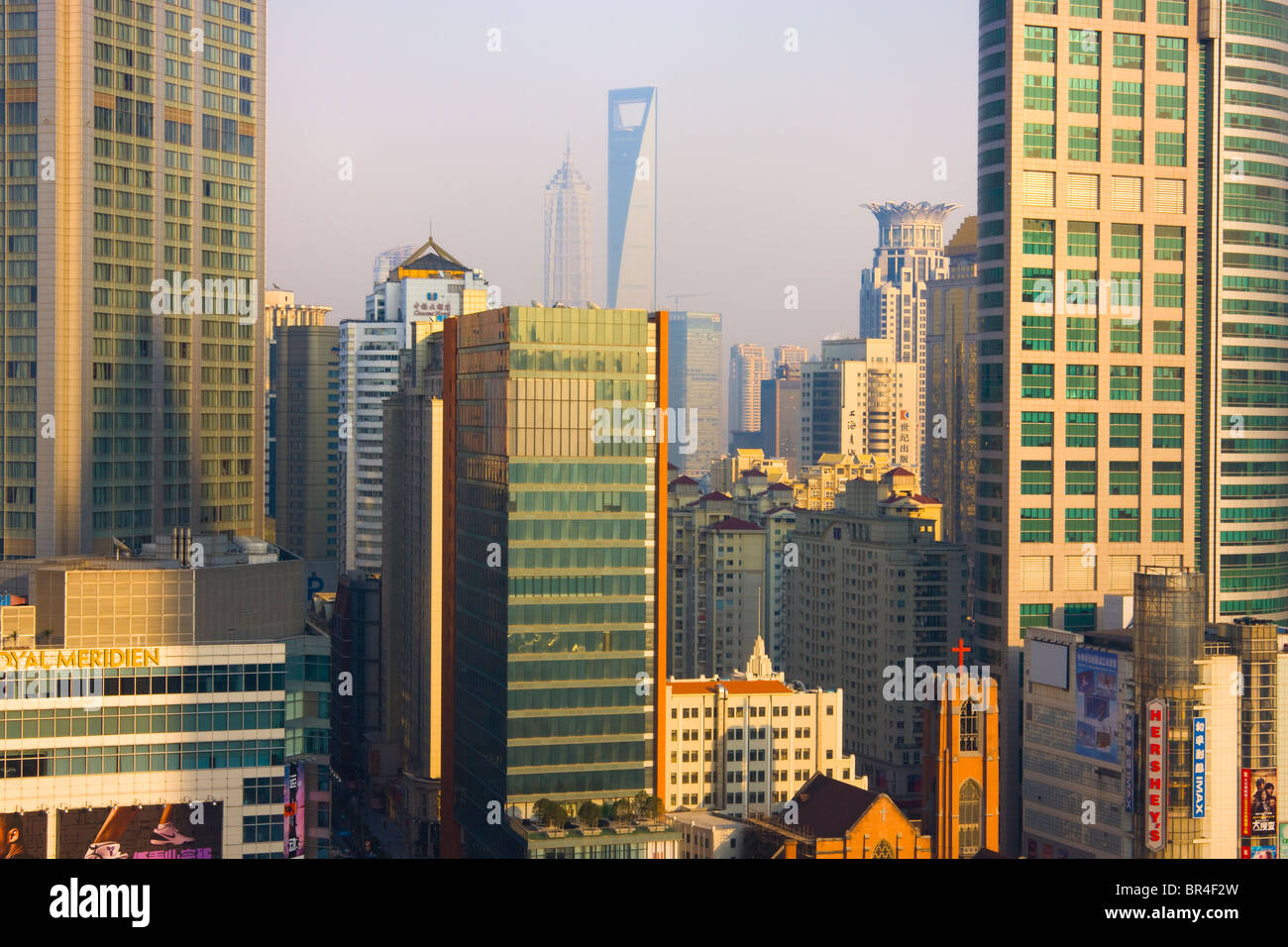 Skyline del centro, SWFC (Shanghai World Finance Centre) e Jinmao Building in distanza, Shanghai, Cina Foto Stock