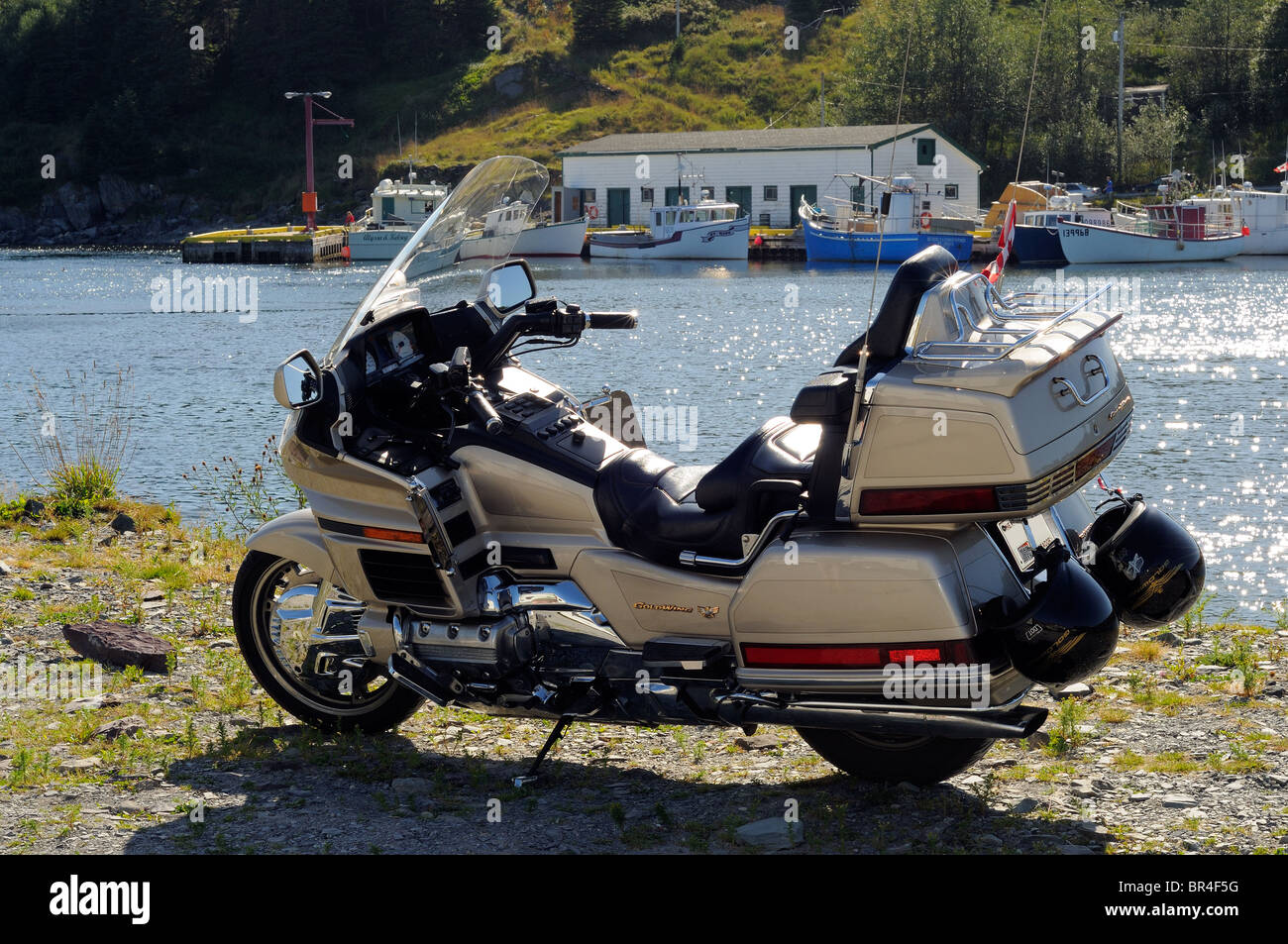 Honda Goldwing 1500 moto parcheggiata in un villaggio di pescatori nelle acque di Terranova, del Canada Foto Stock