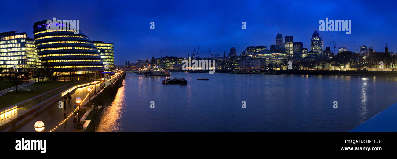 Il gruppo di Londra edificio (Municipio), il fiume Tamigi e dello skyline della città di Londra, Inghilterra Foto Stock