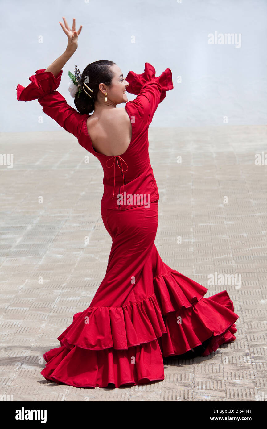 Donna tradizionale spagnolo ballerina di Flamenco Dancing in un abito rosso Foto Stock