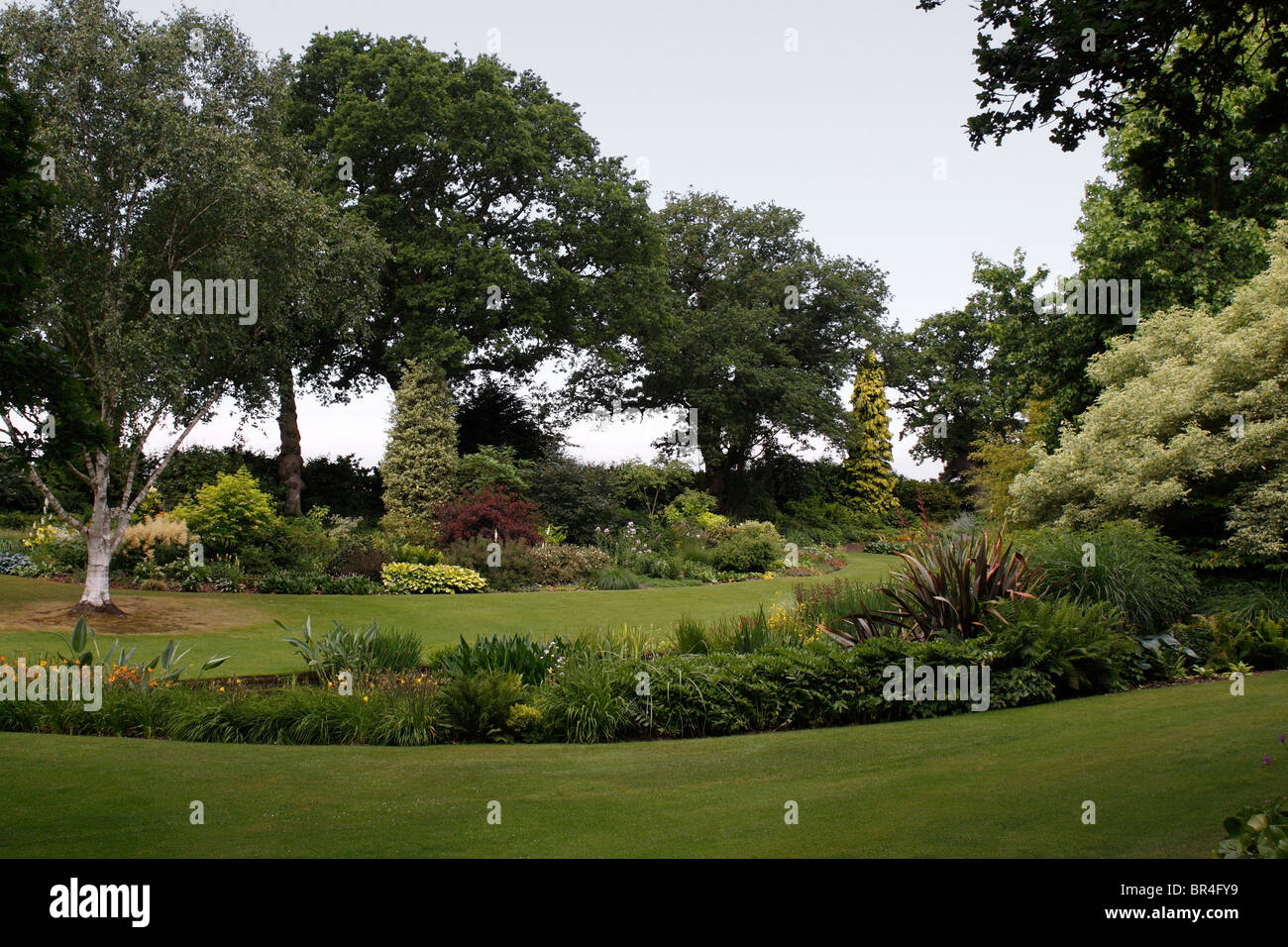 Estate letti di fiori e frontiere entro il Beth CHATTO GARDEN. ESSEX. Regno Unito. Foto Stock