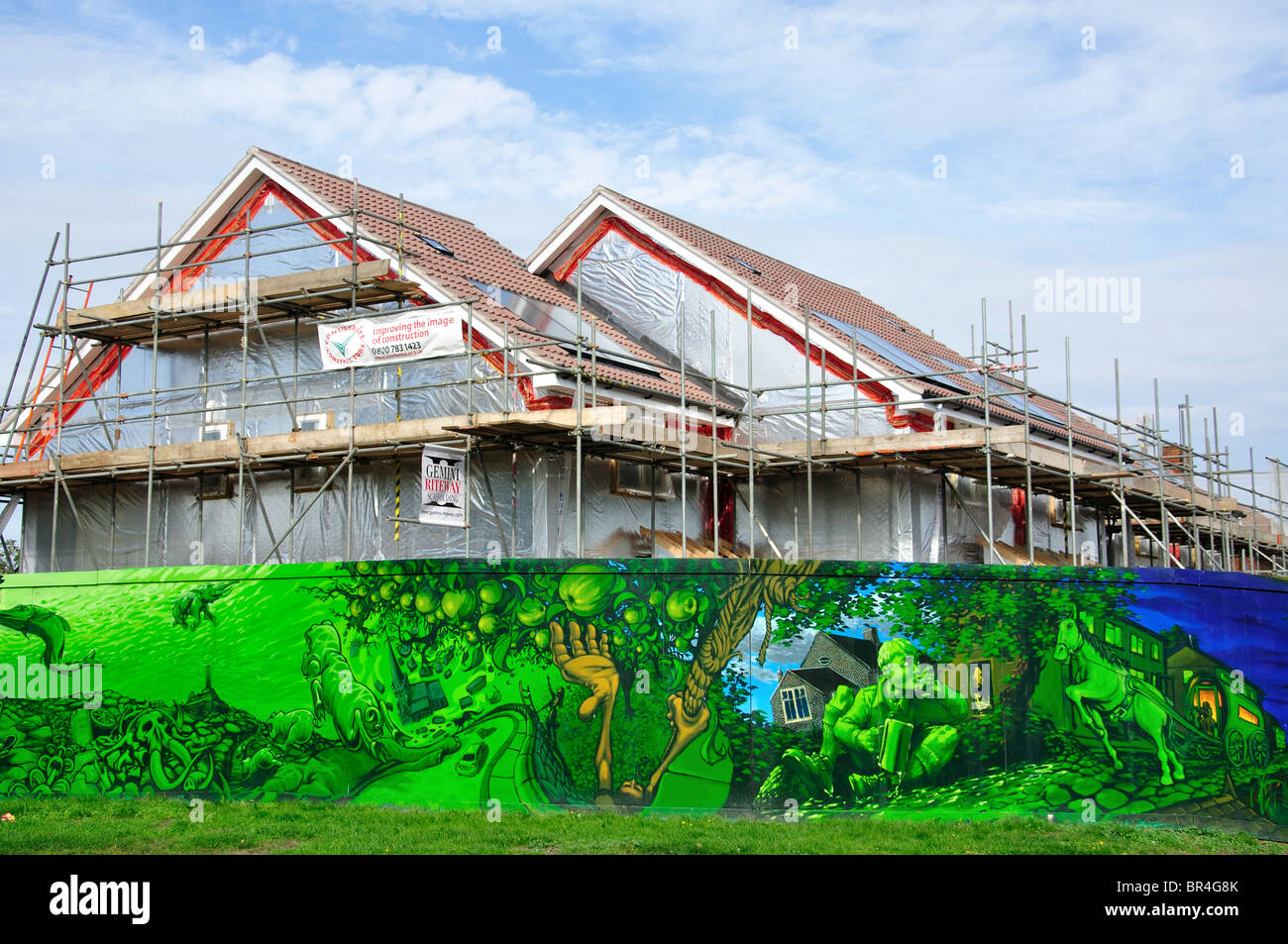 Creative murale sulla costruzione di abitazioni recinzione di sicurezza, Stanwell Village, Surrey, England, Regno Unito Foto Stock