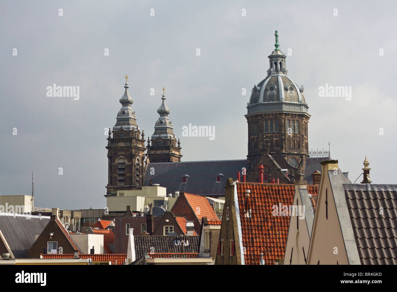 Antico e moderno tetti lungo lo skyline di Amsterdam, Paesi Bassi Foto Stock