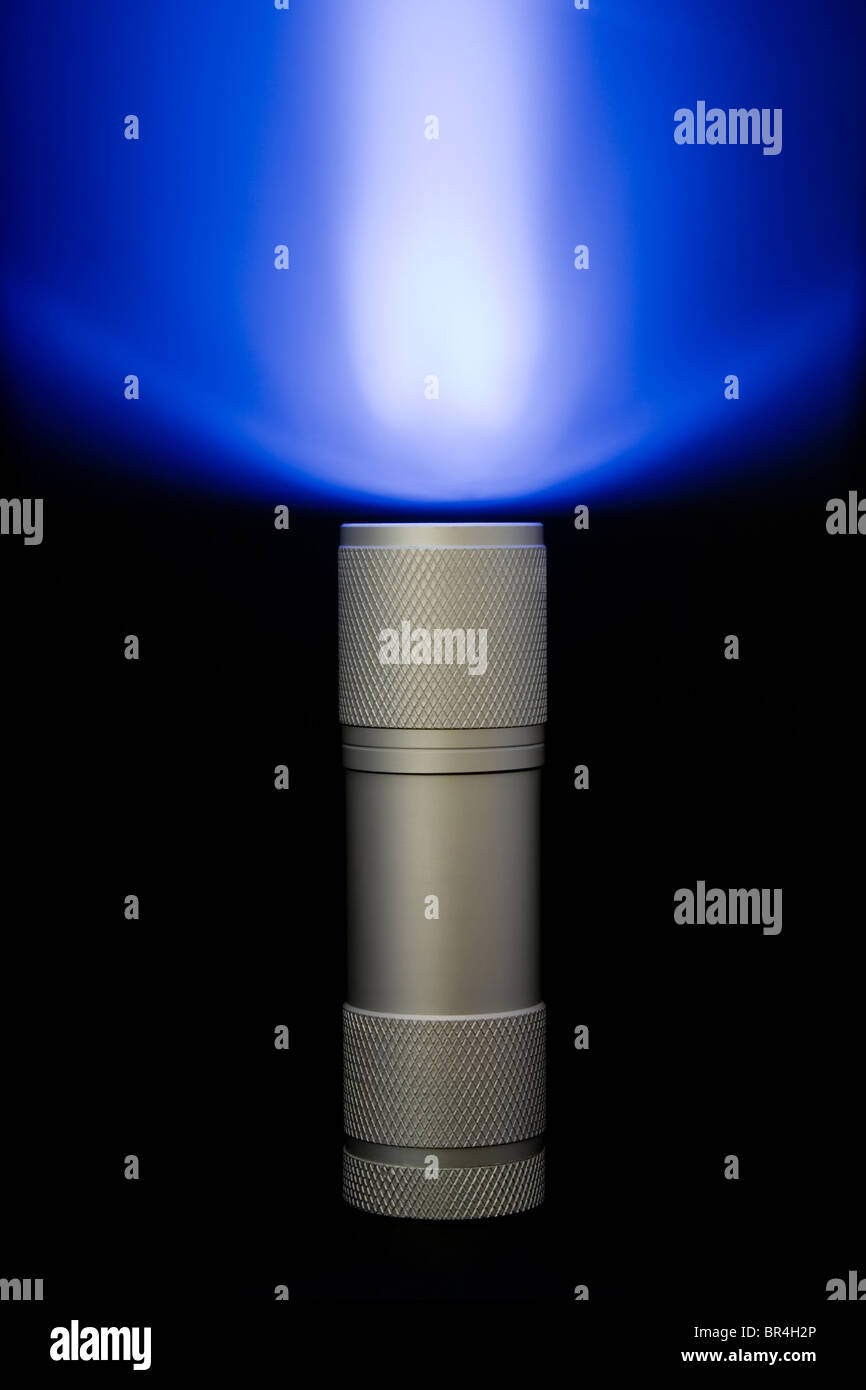 Torcia tascabile con il fascio nella foschia Foto Stock