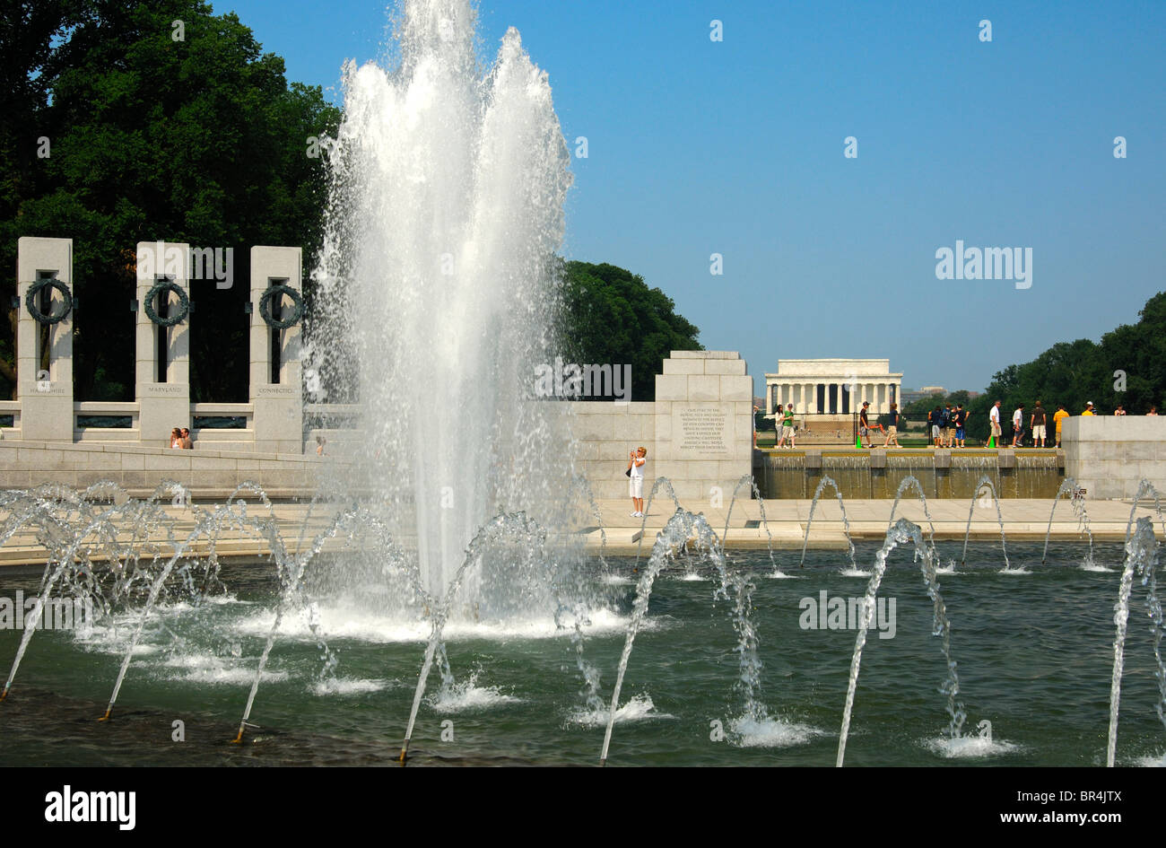 Fontana di arcobaleno nel Pacifico il Teatro Nazionale, il Memoriale della Seconda Guerra Mondiale, Washington D.C., USA Foto Stock