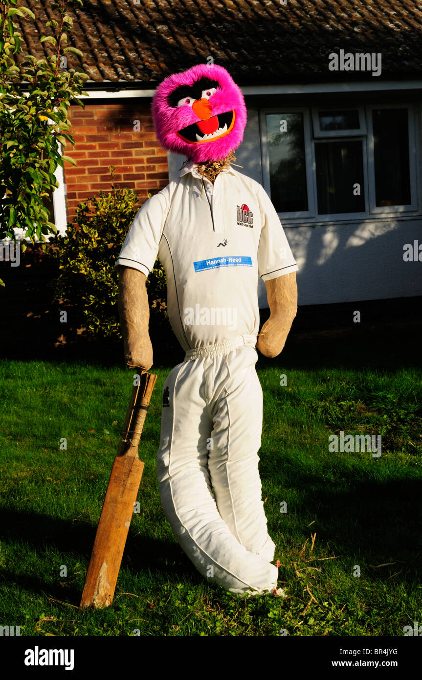 Cricketer Spaventapasseri al Haslingfield Spaventapasseri festival, Cambridgeshire, England, Regno Unito Foto Stock