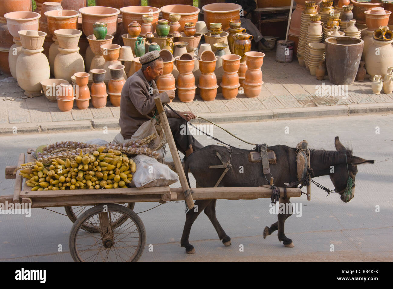Donkey carrello passa da ceramiche di strada, Kashgar, Xinjiang, Cina Foto Stock