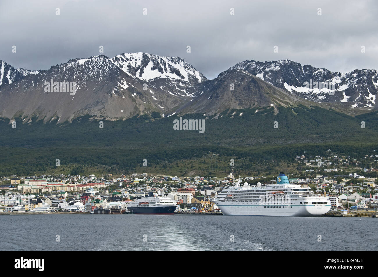Vista di Ushuaia con il porto e le navi da crociera, Tierra del Fuego, Argentina Foto Stock