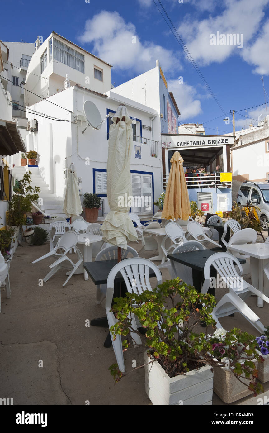 Vuoto ristorante all'aperto in Burgau, Algarve, PORTOGALLO Foto Stock