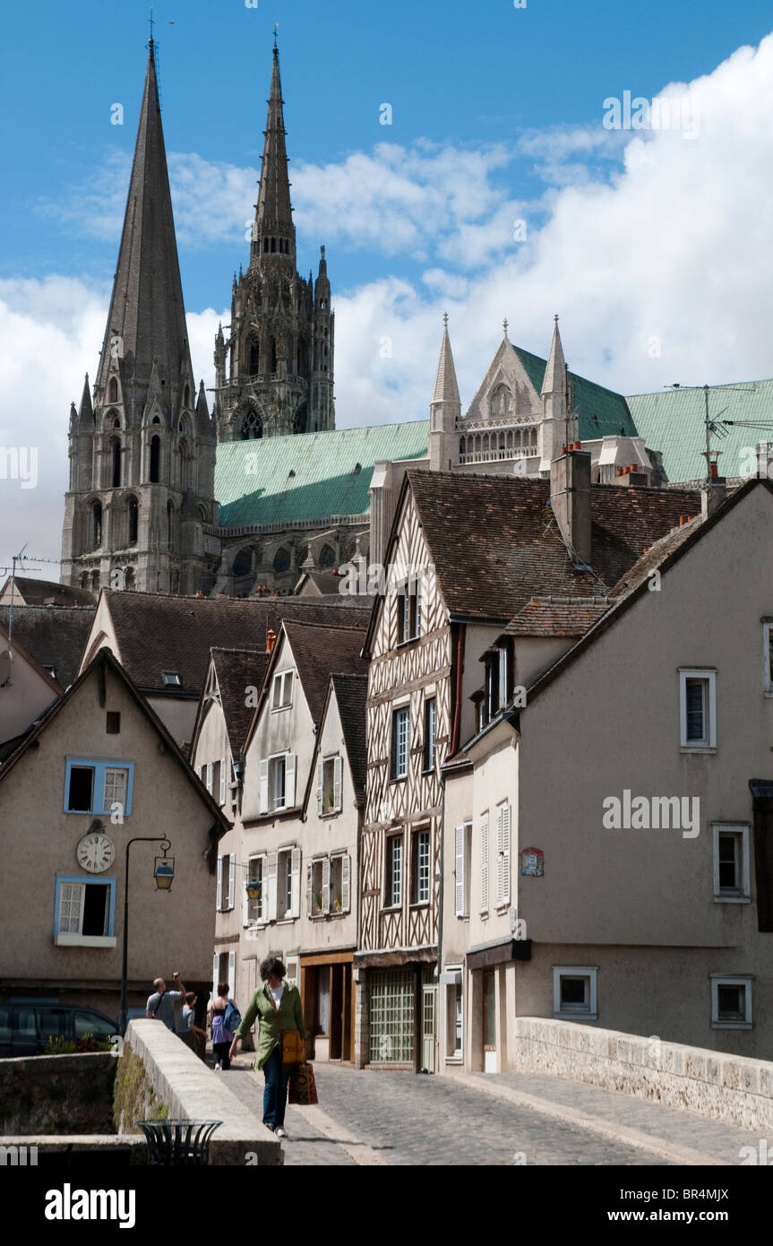 Ponte con case medioevali e la Cattedrale di Chartres , France Foto Stock