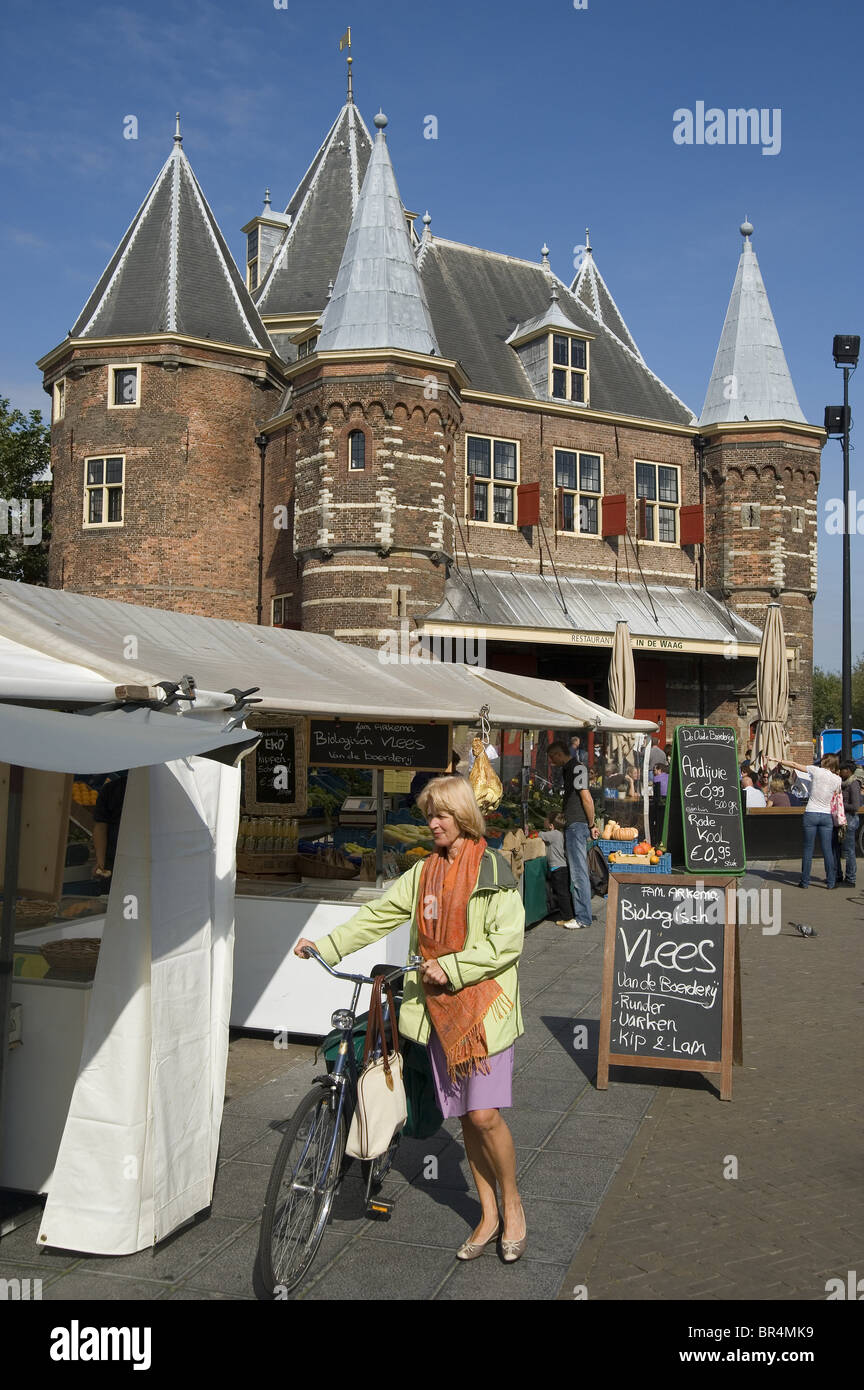Mercato e De Waag a Nieuwmarkt, Amsterdam, Paesi Bassi Foto Stock