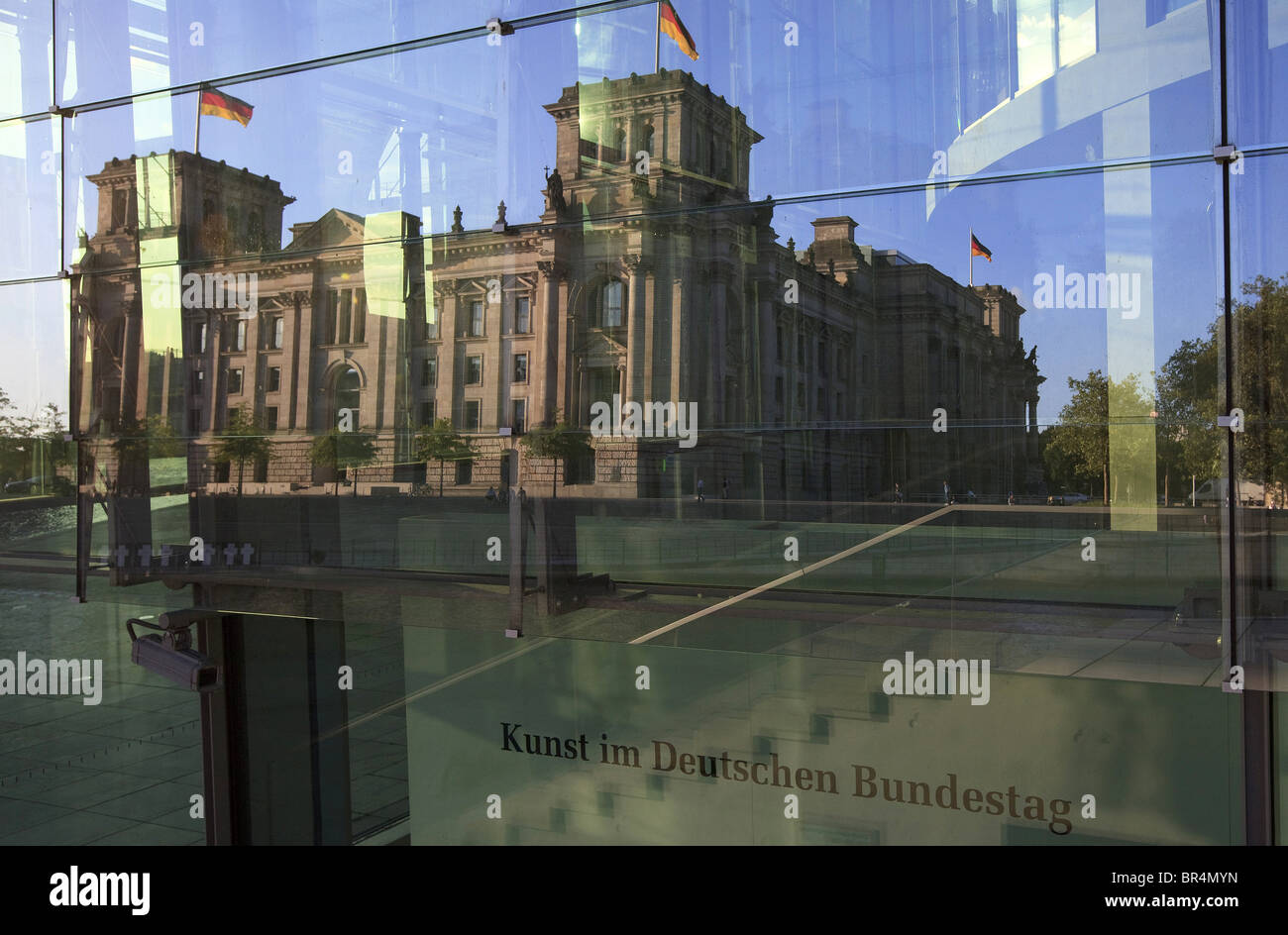 Il Reichstag riflettendo in vetro anteriore Marie-Elisabeth-Lueders-Haus, Berlino, Germania Foto Stock