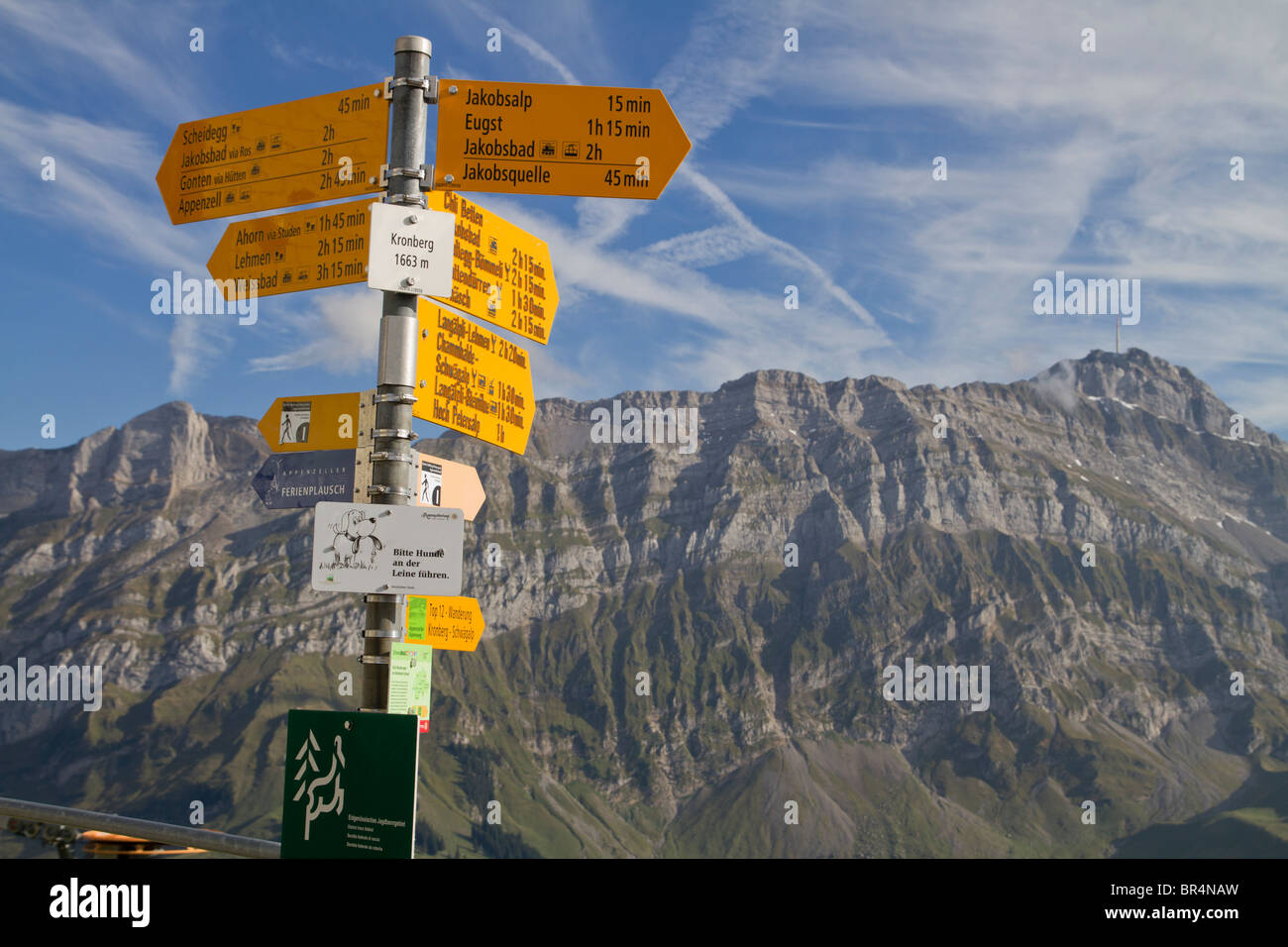 Segnavia in cima a una montagna Foto Stock