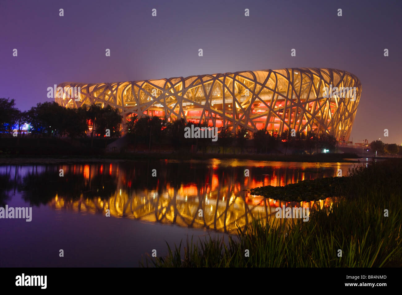 Vista notturna di Stadio Olimpico (nido di uccelli), Pechino, Cina Foto Stock