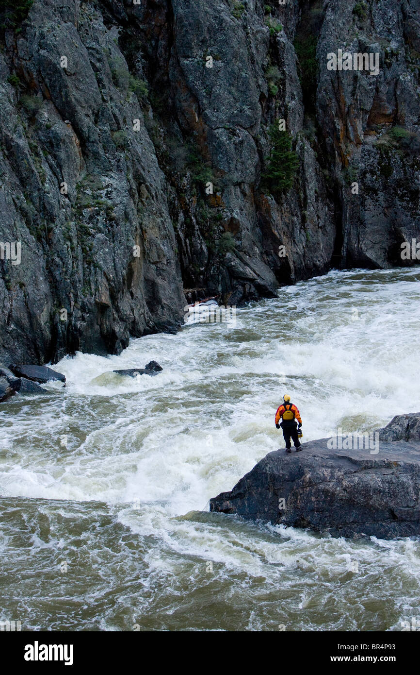 Kayaker maschio scouting una grande profondità rapida in un canyon. Foto Stock