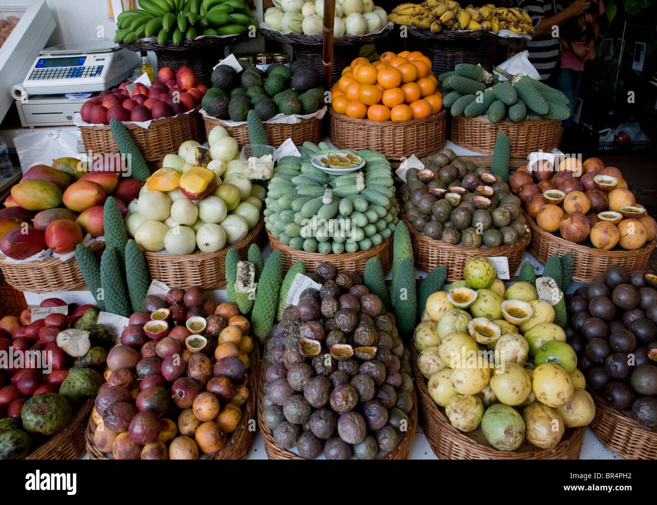 Uno stallo la presentazione e la vendita di una gamma di frutta tropicale in Mercado dos Lavradores (Mercato Agricolo) a Funchal, Madeira. Foto Stock