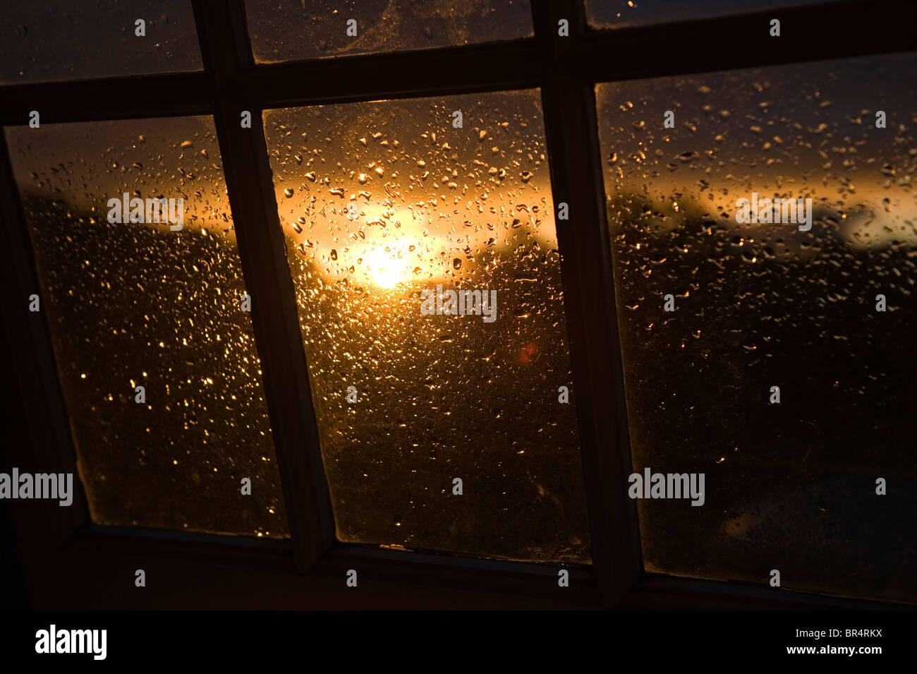 Dopo la tempesta. Il sole tramonta e illumina le gocce di pioggia su una finestra aperta come la tempesta davanti passa su Stoke da Chiara mi Foto Stock