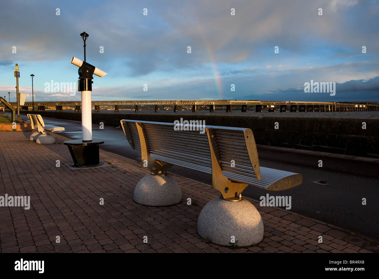 Rainbow, costiere telescopio & posti a sedere presso il fiume Tay road bridge e acciaio inossidabile banco a Riverside, Dundee Waterfront, Tayside, Scotland, Regno Unito Foto Stock