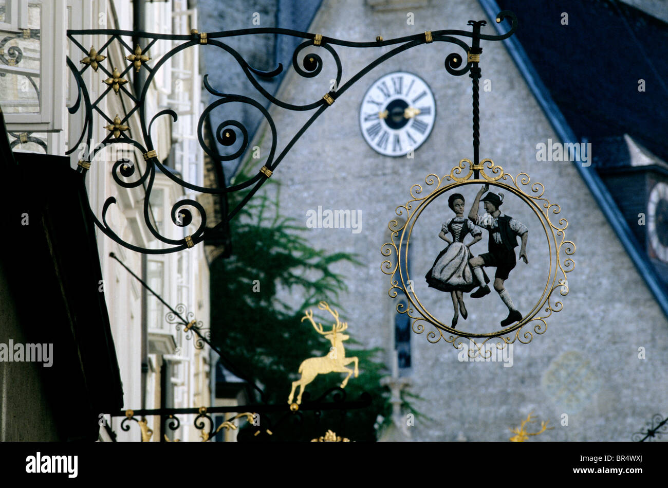 Un ferro battuto guild segno a Salisburgo la Getreidegasse raffigurante un paio in tradizionale costume austriaco balli popolari Foto Stock